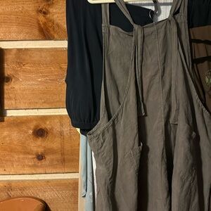 Blue Fish 4 pocket short jumper. Linen,adhustanle straps. Great BF Piece